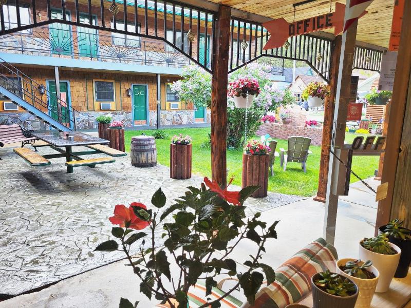 Cedar Wood Inn