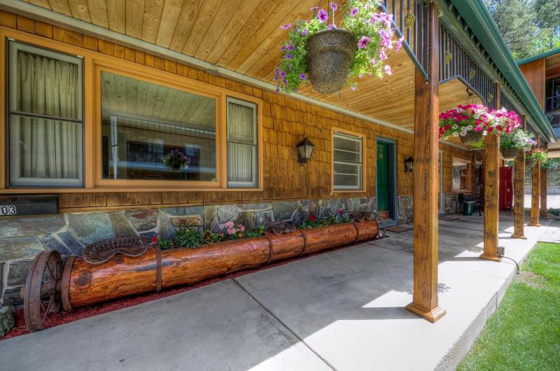 Cedar Wood Inn