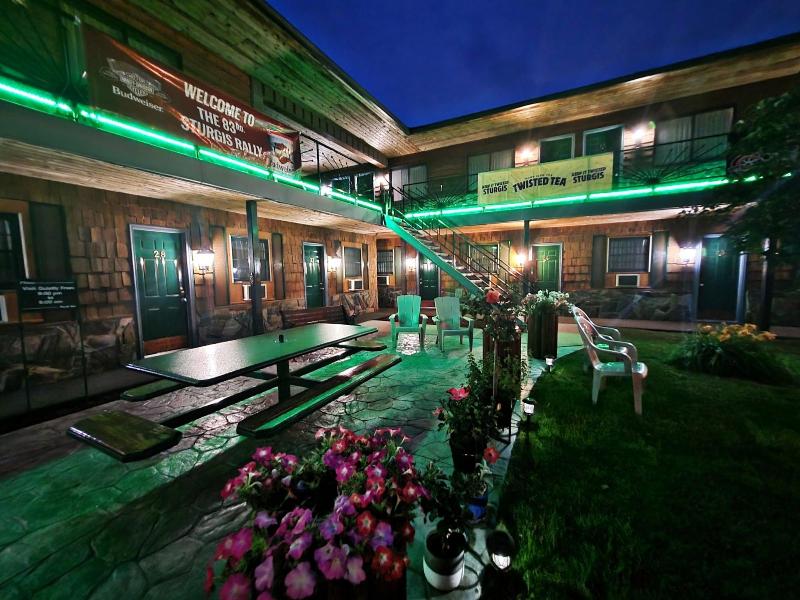 Cedar Wood Inn — general view