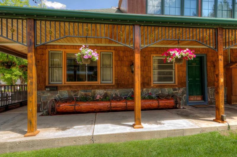 Cedar Wood Inn — general view