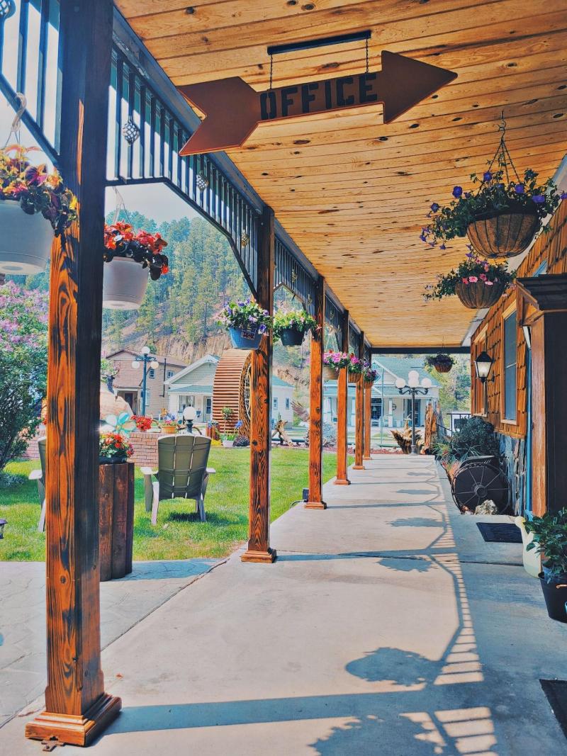 Cedar Wood Inn