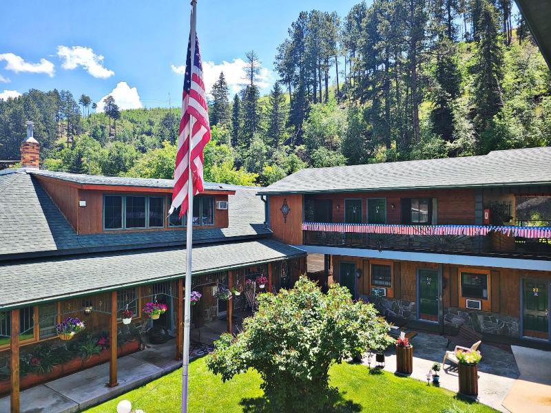 Cedar Wood Inn