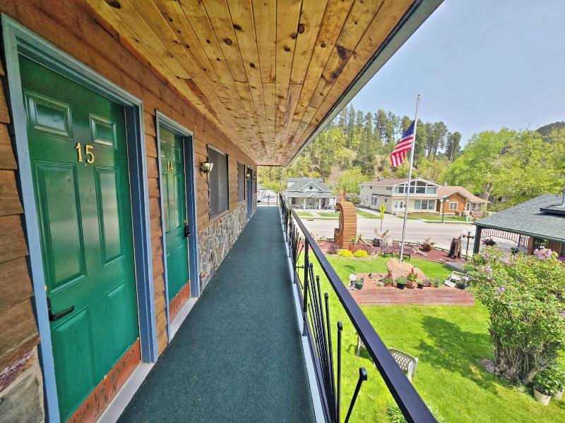 Cedar Wood Inn
