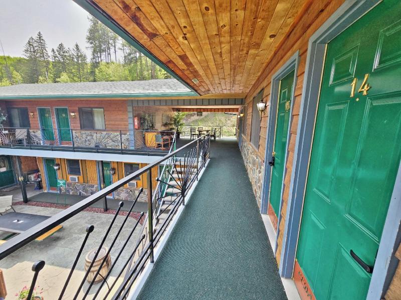 Cedar Wood Inn