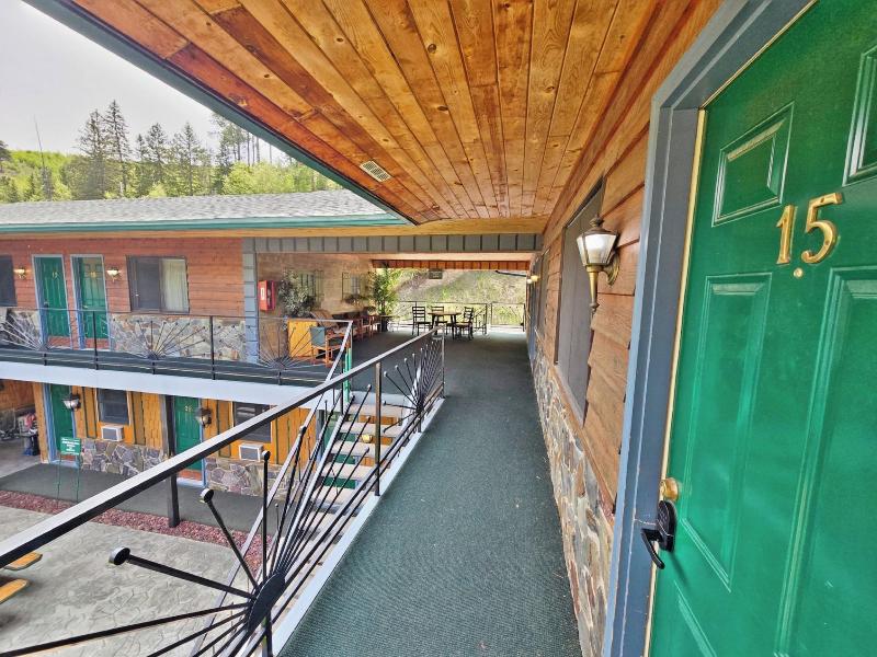 Cedar Wood Inn