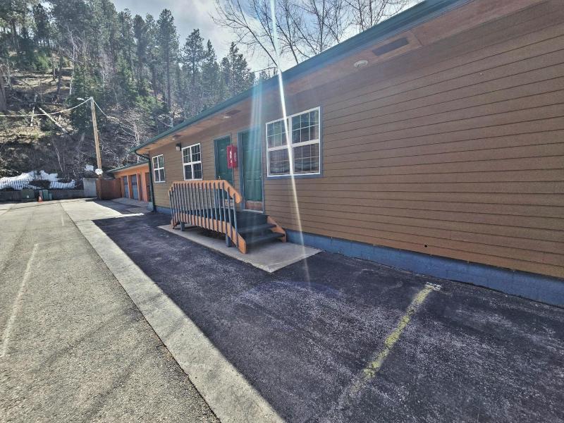 Cedar Wood Inn