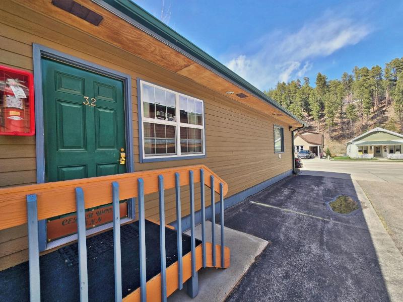 Cedar Wood Inn