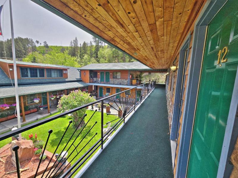 Cedar Wood Inn
