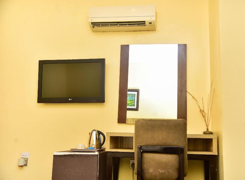 Pearl Gate Hotel image