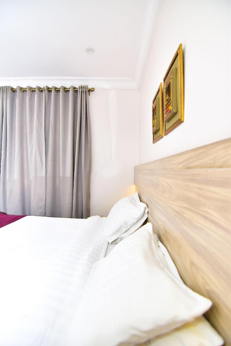 Pearl Gate Hotel image