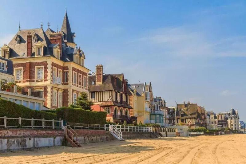 Hotel Le Central image