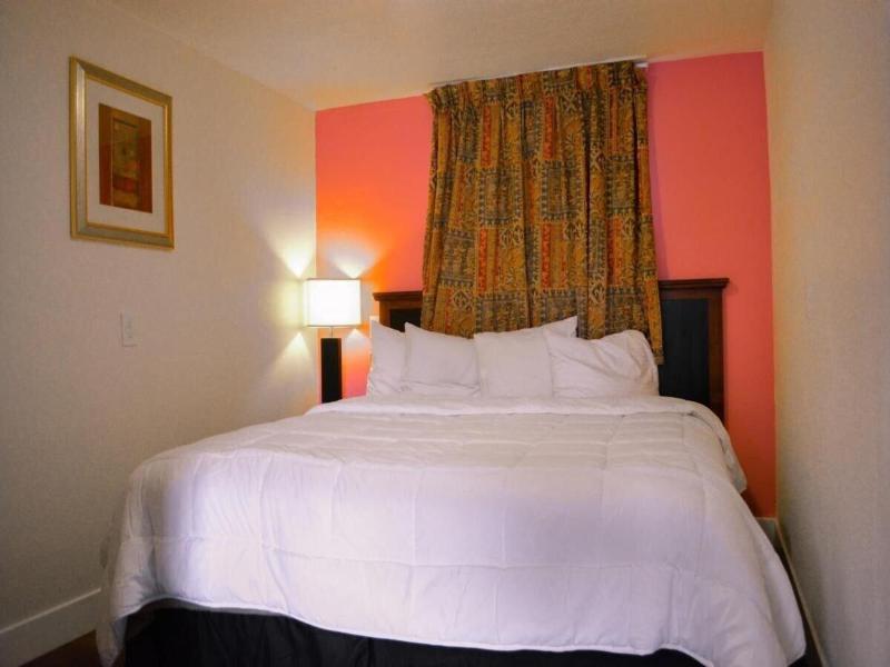 Townhouse Del Rancho Motel image