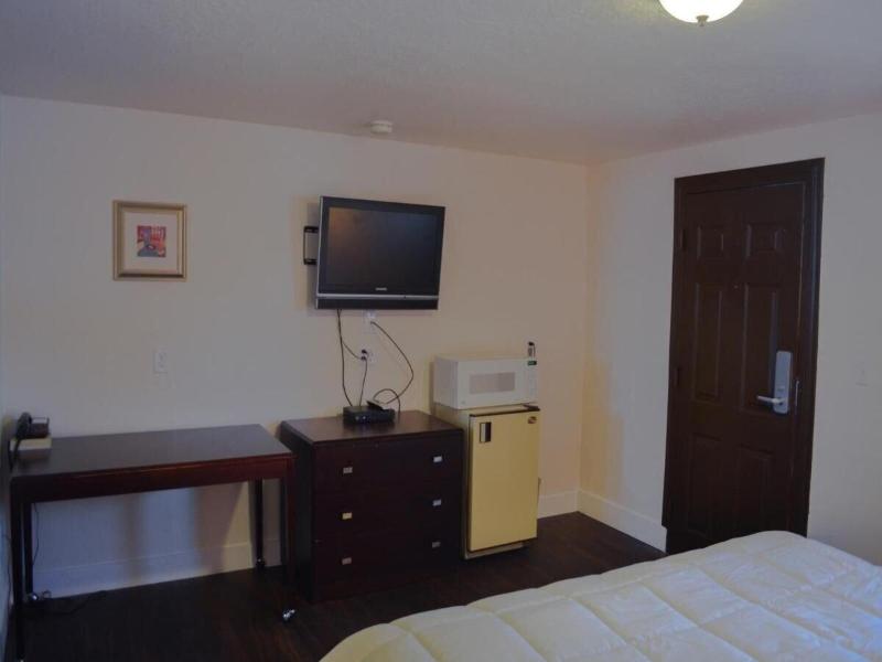 Townhouse Del Rancho Motel image