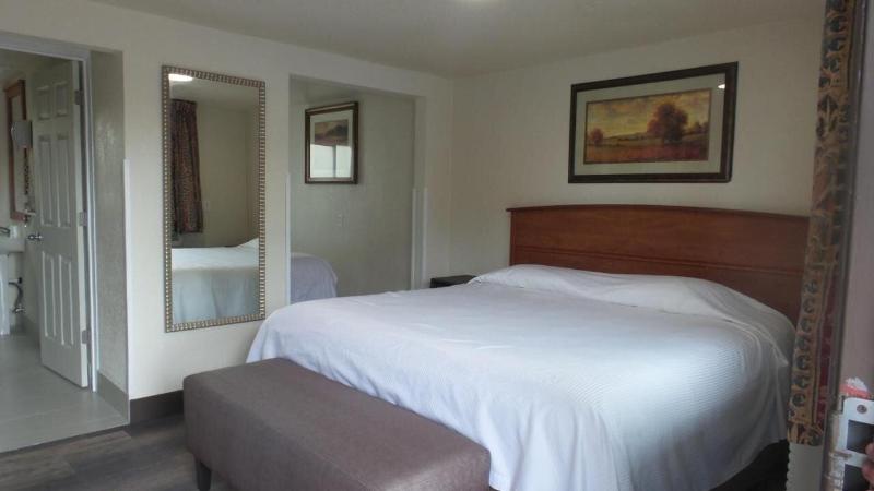 Townhouse Del Rancho Motel image