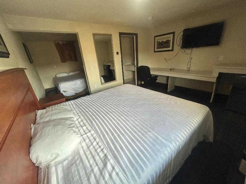 Townhouse Del Rancho Motel image