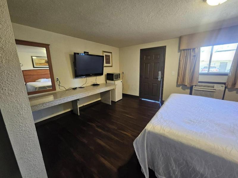 Townhouse Del Rancho Motel image