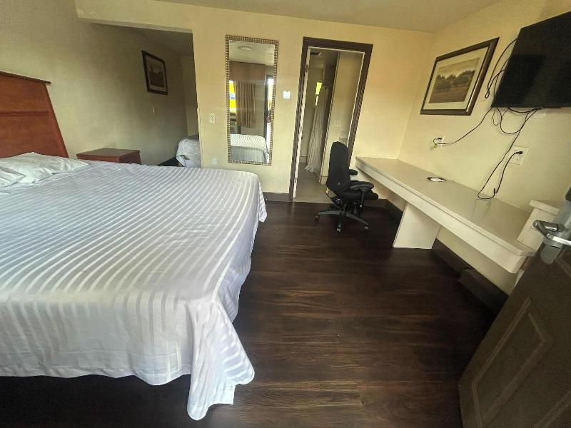 Townhouse Del Rancho Motel image