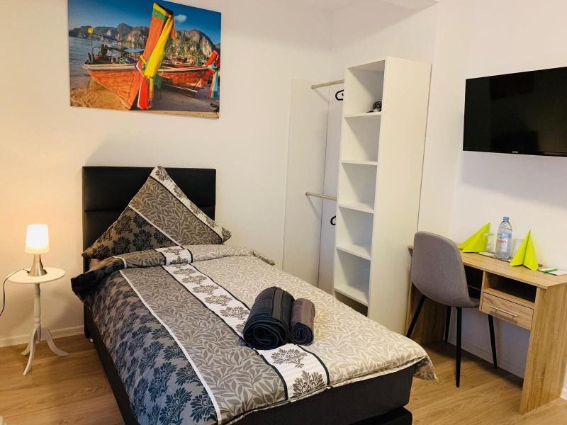 Checkinn Hotel image