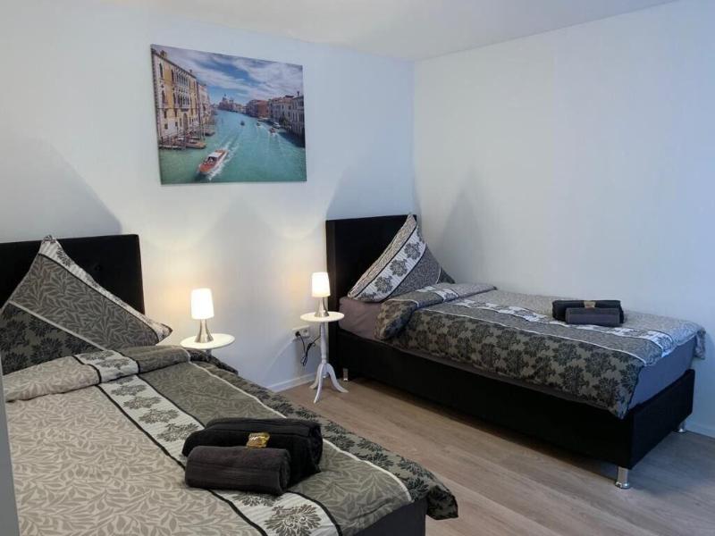 Checkinn Hotel image