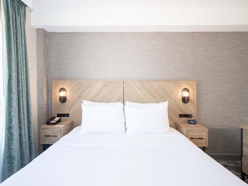 Sandman Hotel & Suites Regina image
