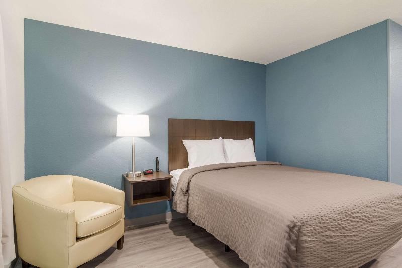 Woodspring Suites Jacksonville Campfield Commons image