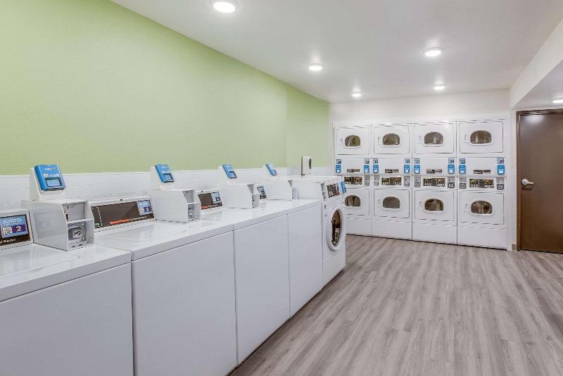 Woodspring Suites Detroit Farmington Hills image
