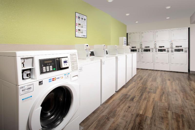 Woodspring Suites Detroit Farmington Hills image
