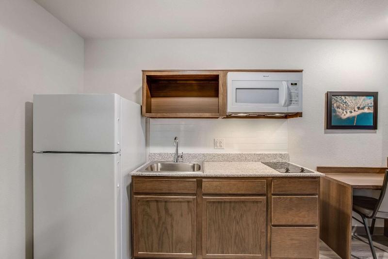 Woodspring Suites Detroit Farmington Hills image