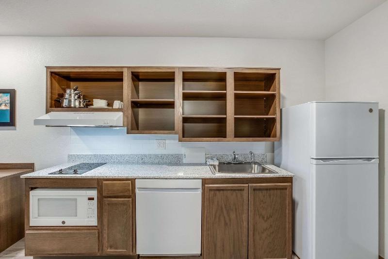 Woodspring Suites Detroit Farmington Hills image