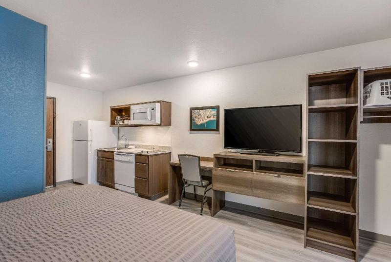 Woodspring Suites Detroit Farmington Hills image