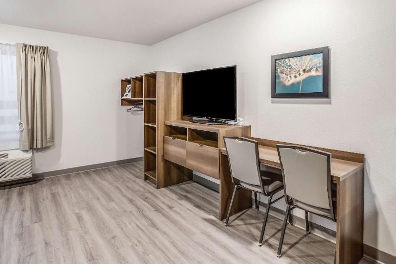Woodspring Suites Detroit Farmington Hills image