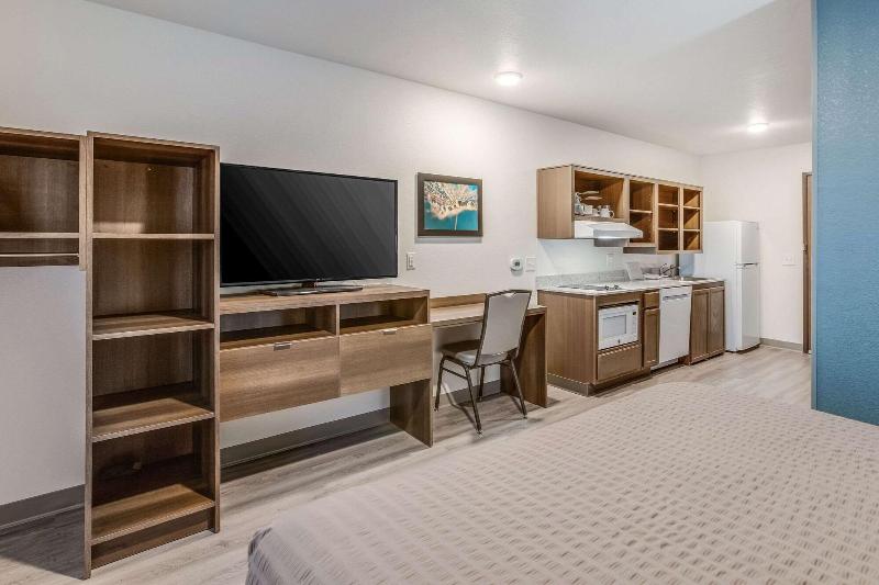 Woodspring Suites Detroit Farmington Hills image