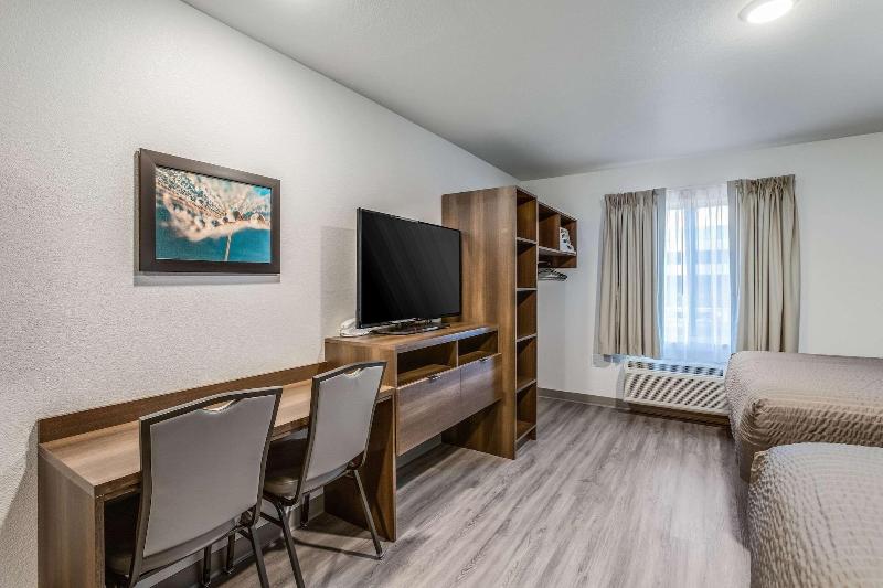 Woodspring Suites Detroit Farmington Hills image