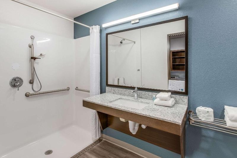 Woodspring Suites Detroit Farmington Hills image
