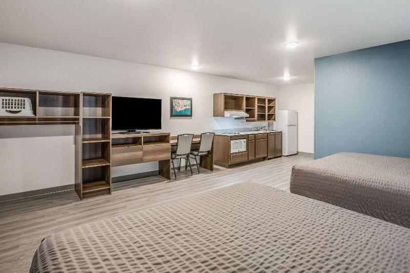 Woodspring Suites Detroit Farmington Hills image