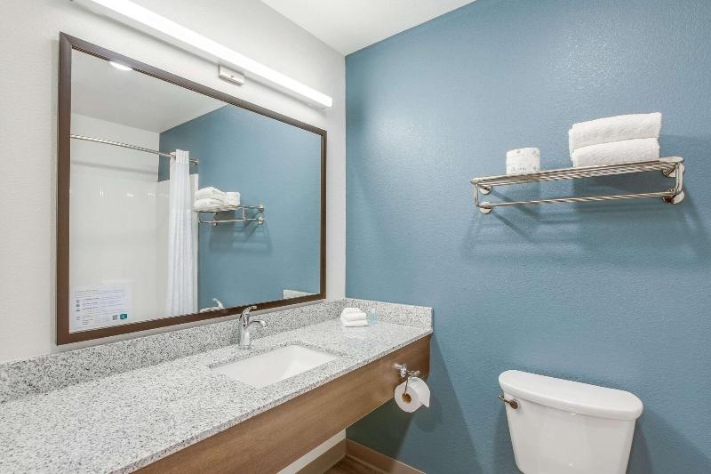 Woodspring Suites Detroit Farmington Hills image