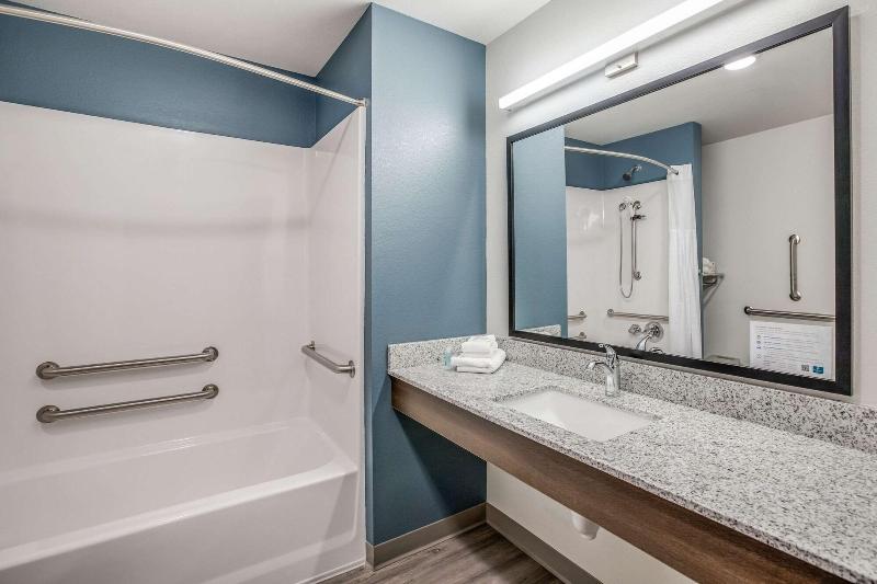 Woodspring Suites Detroit Farmington Hills image