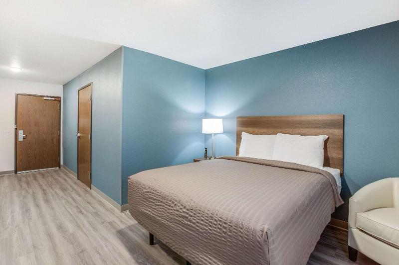 Woodspring Suites Detroit Farmington Hills image
