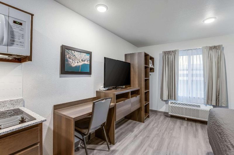 Woodspring Suites Detroit Farmington Hills image