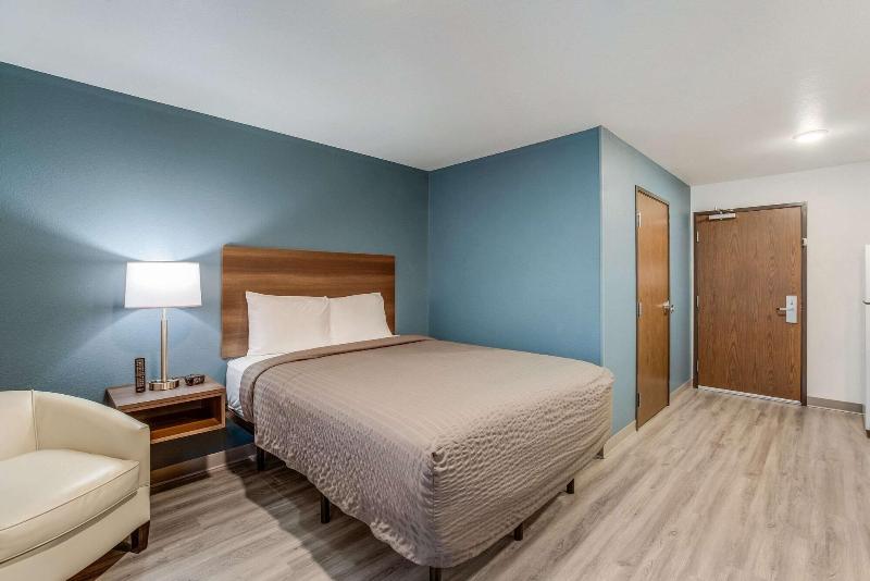 Woodspring Suites Detroit Farmington Hills image