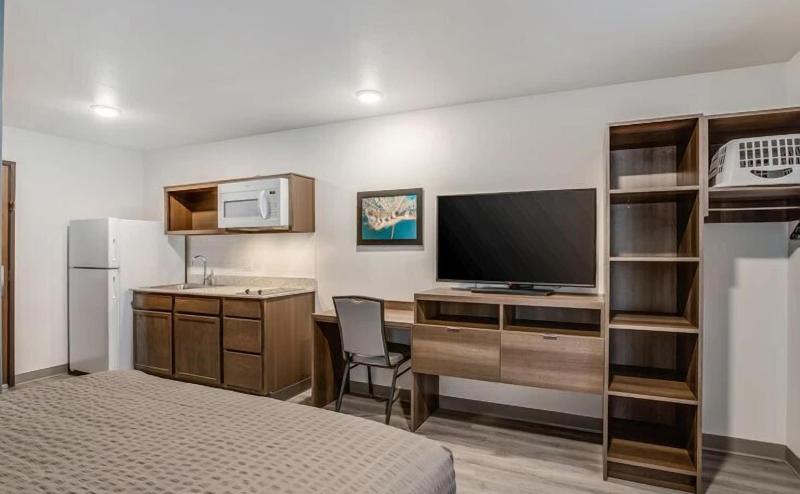 Woodspring Suites Detroit Farmington Hills image