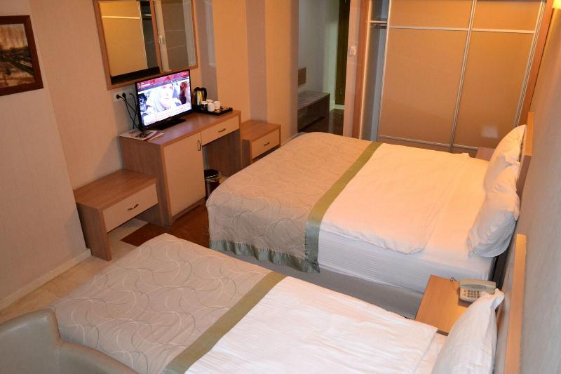 FAMILY ROOM THREE BEDS