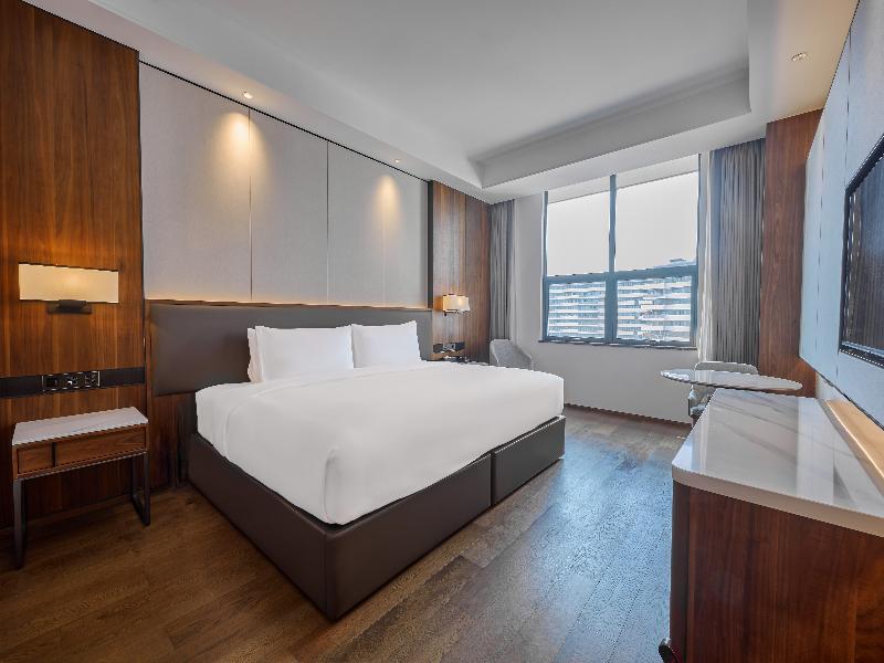 Crowne Plaza Phnom Penh by IHG image