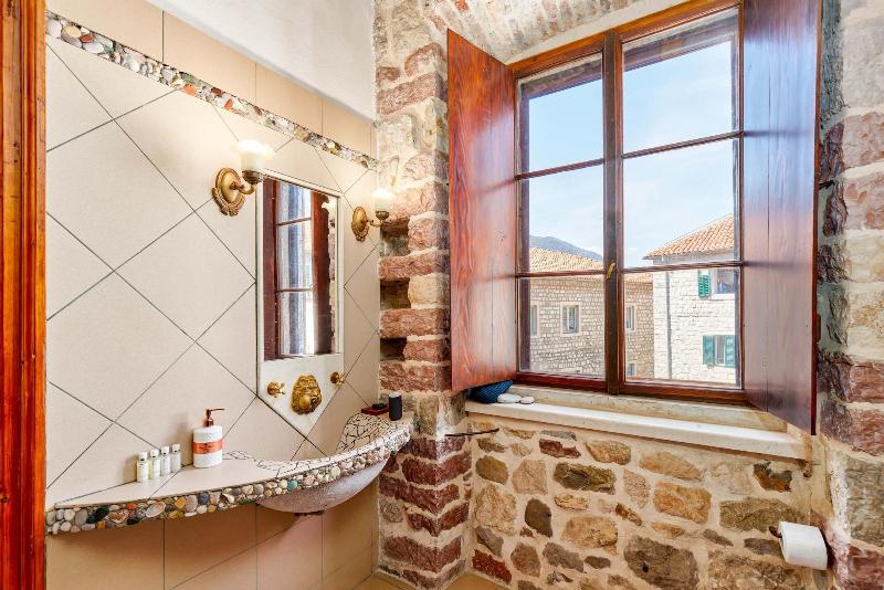 Heritage 1852 image