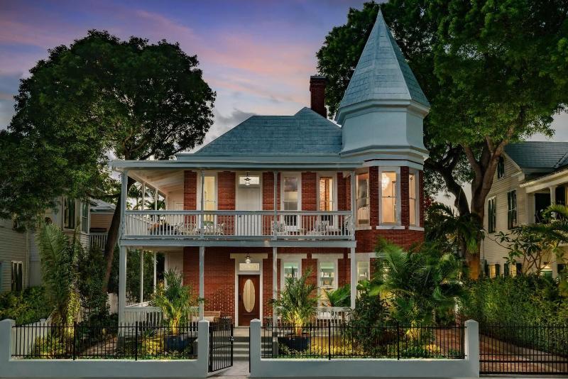 Grand Maloney Hotel