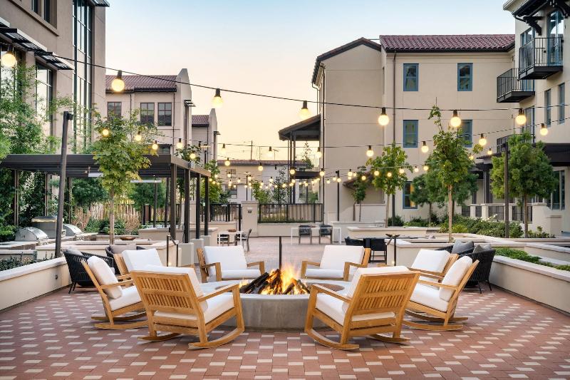 Locale Menlo Park image