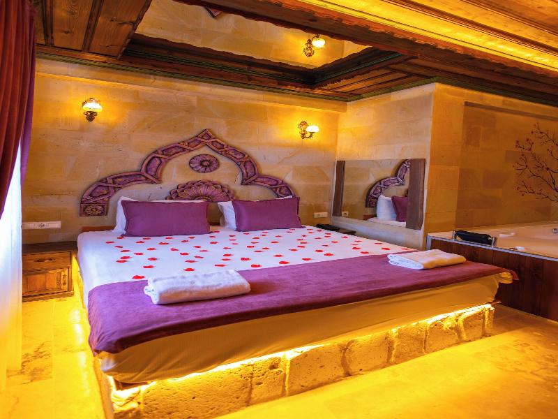 Bayar Cave Suites image