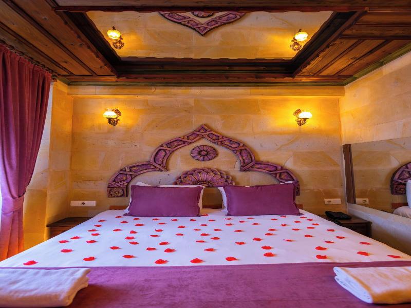 Bayar Cave Suites image