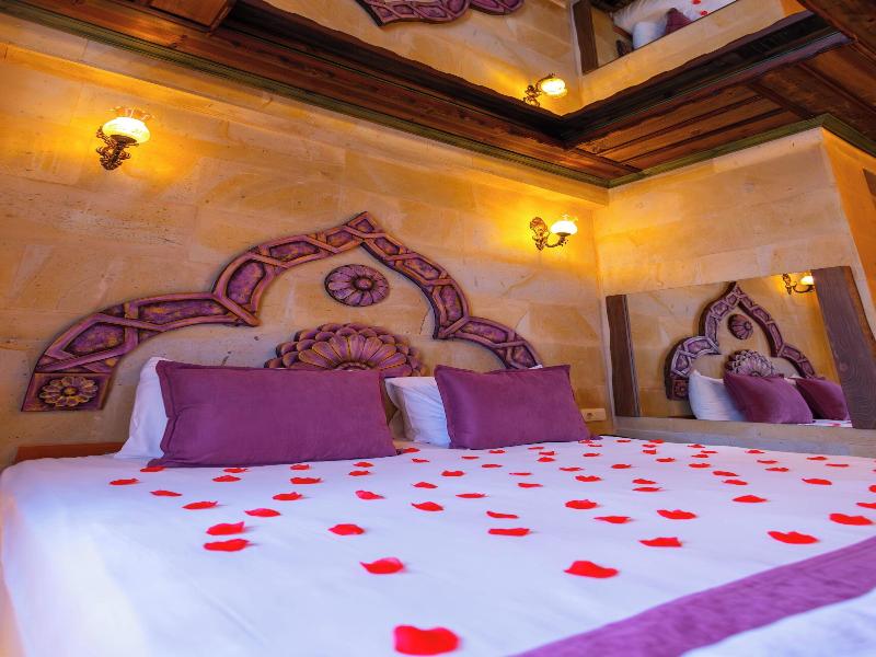 Bayar Cave Suites image