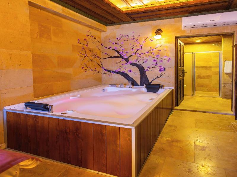 Bayar Cave Suites image
